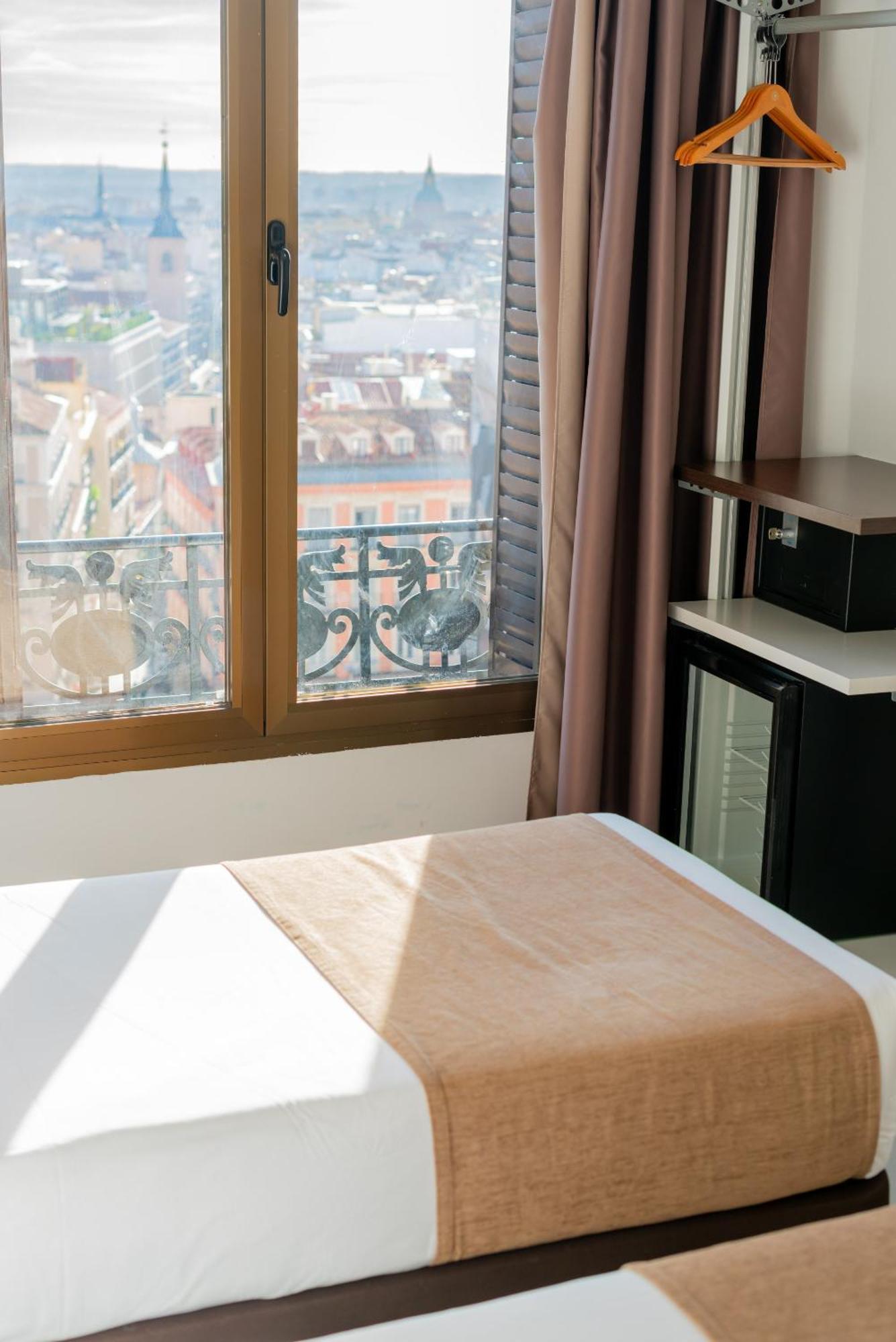 Hostal Gran Via 44 Мадрид Экстерьер фото