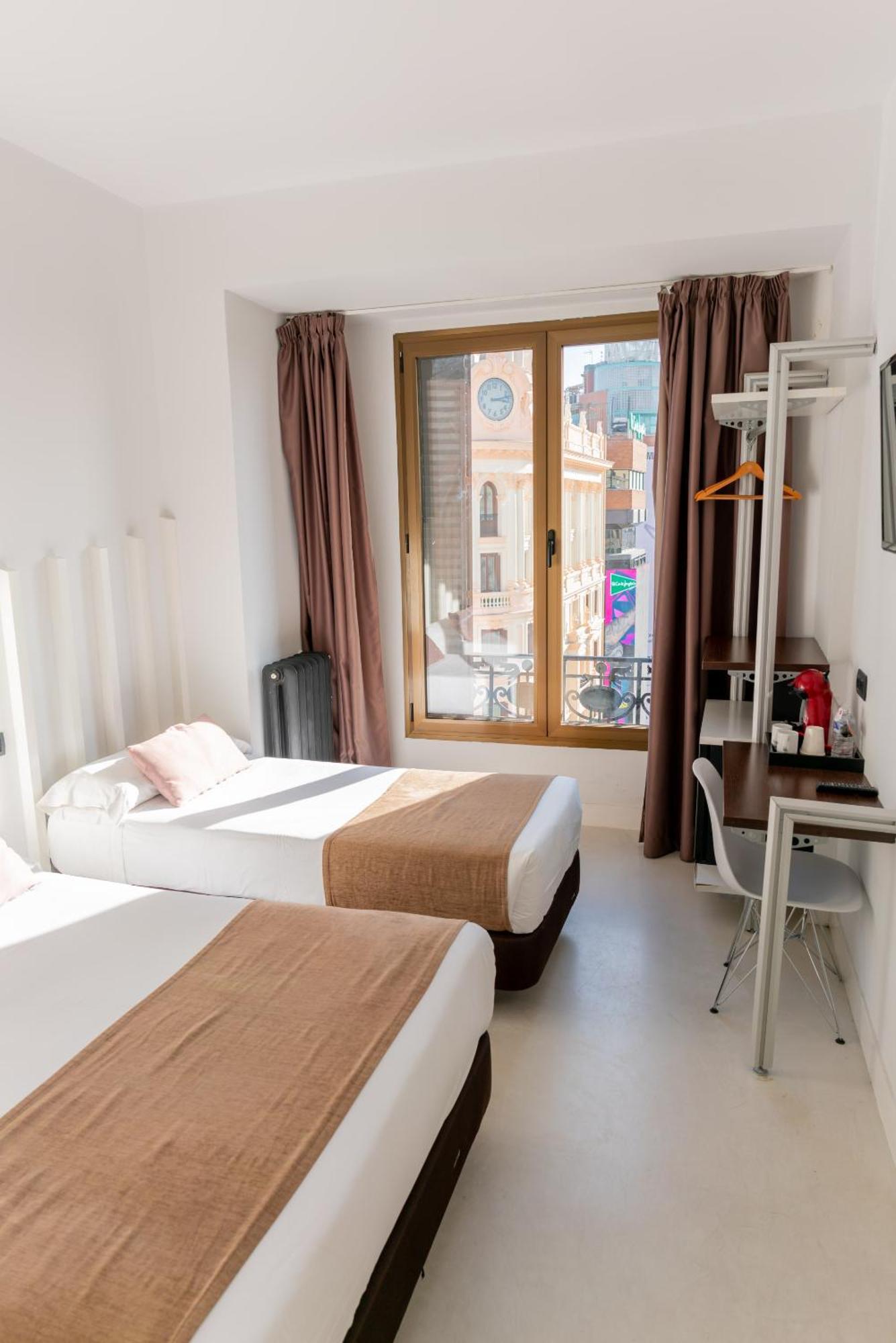 Hostal Gran Via 44 Мадрид Экстерьер фото